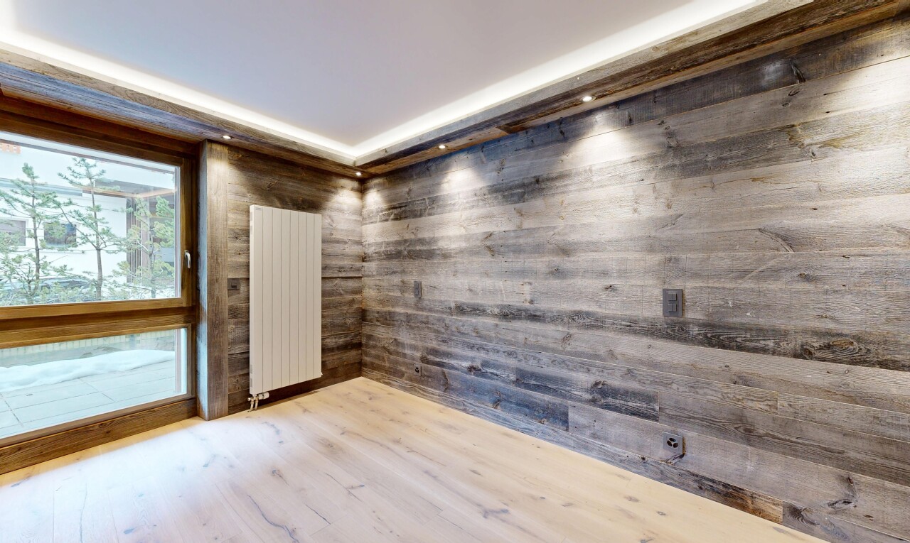 leerer raum mit holzfußboden, wood finish floor, kühler, inside property, und holzwand