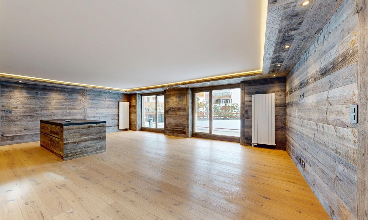 leerer raum mit holzwand, wood wall, holzfußboden, wood finish floor, und kühler