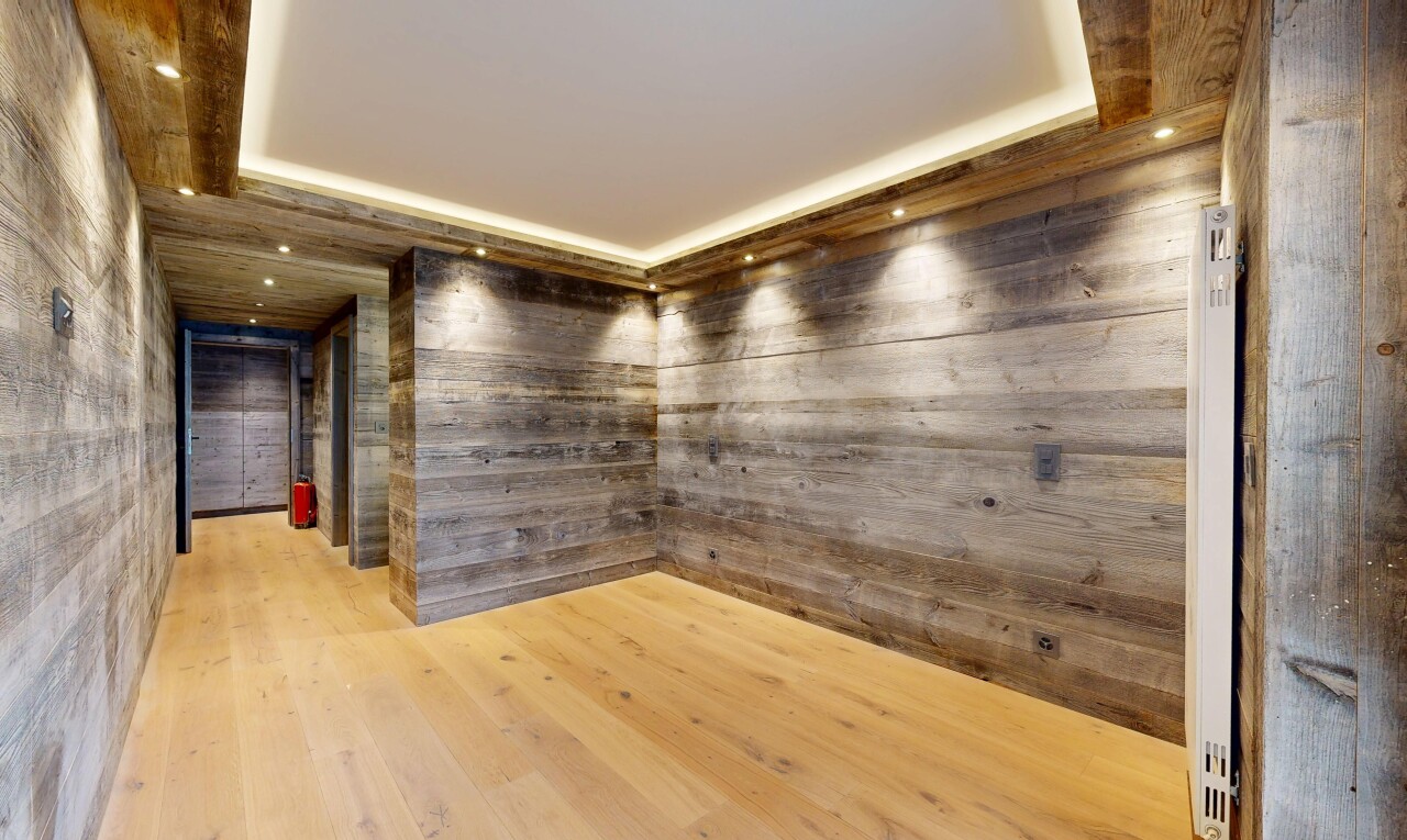 rezeption / lobby mit wood finish floor, inside property, hardwood floor, und recessed lighting