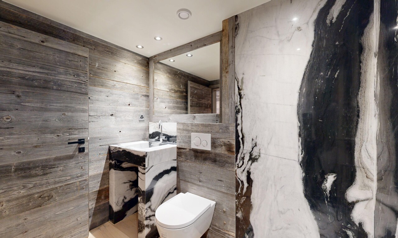bad mit schminktisch, spiegel, inside property, einbauleuchten, und recessed lighting