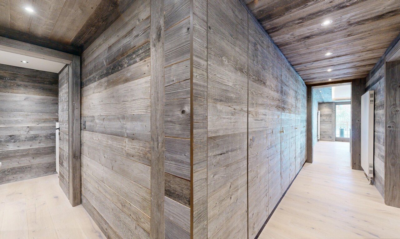 halle / korridor mit einbauleuchten, recessed lighting, holzfußboden, wood finish floor, und inside property