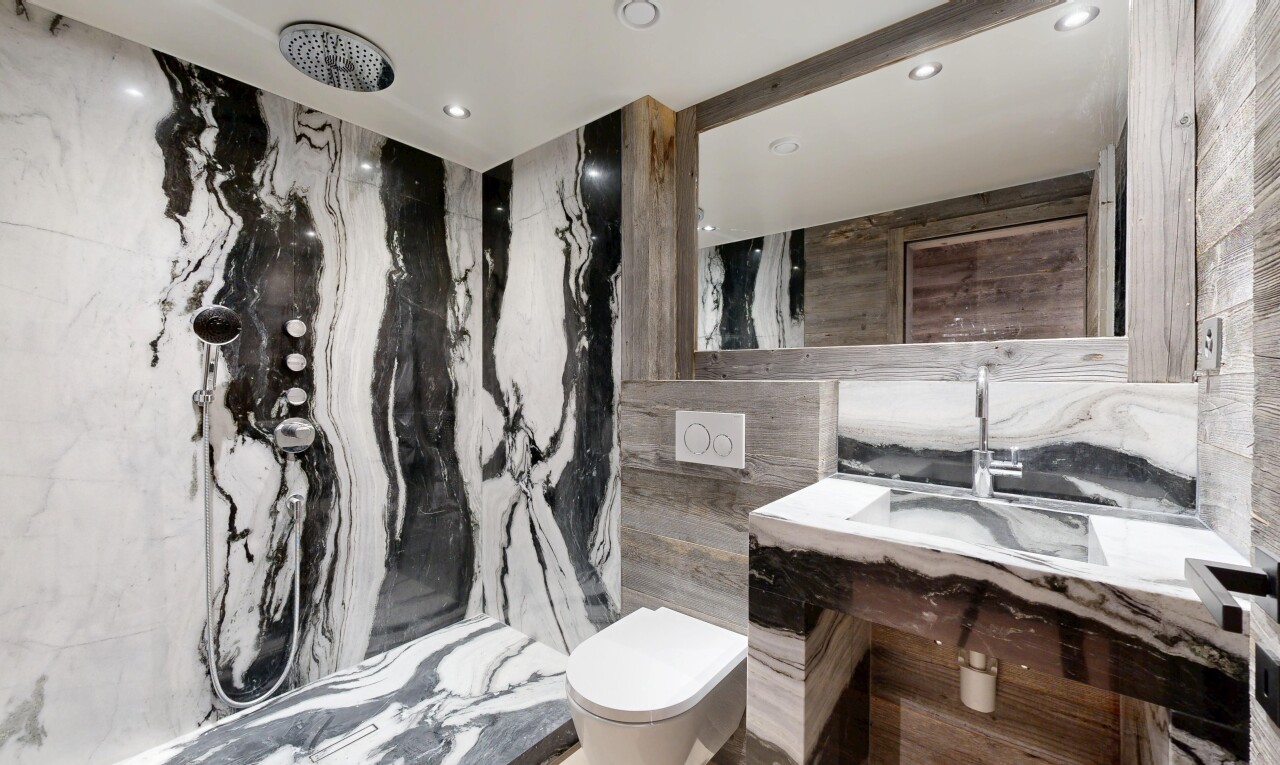 bad mit komplettes badezimmer, schminktisch, dusche, waschbecken, und einbauleuchten
