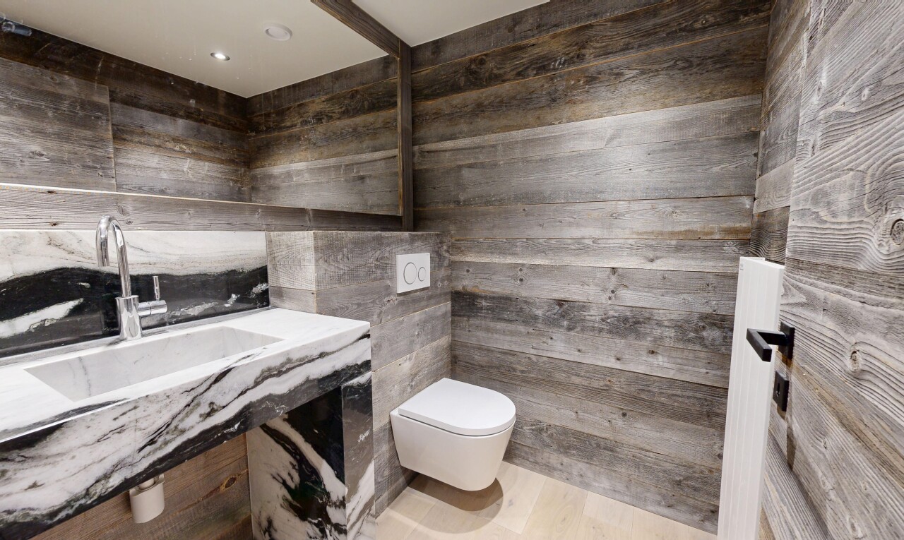 bad mit schminktisch, inside property, waschbecken, holzfußboden, und wood finish floor