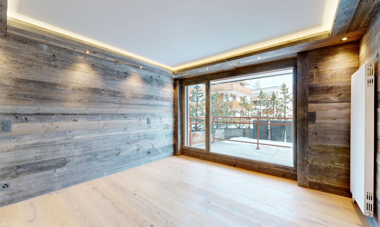 leerer raum mit wood wall, holzwand, wood finish floor, holzfußboden, und inside property
