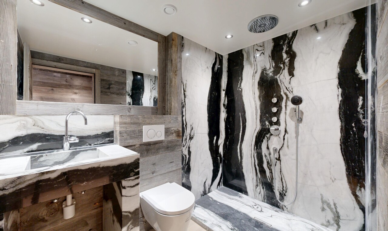 bad mit komplettes badezimmer, marble wall, marmorwand, recessed lighting, und einbauleuchten