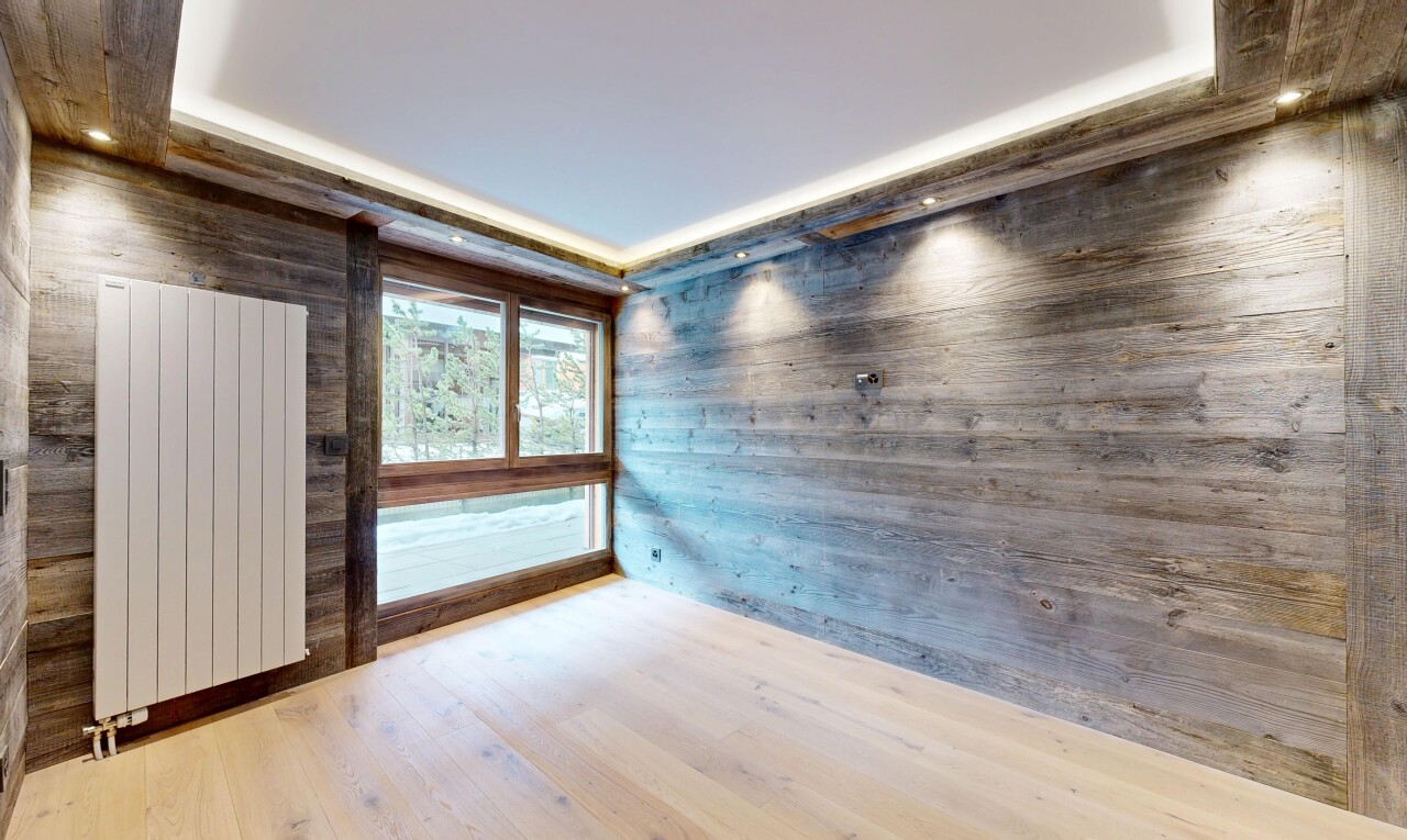 leerer raum mit kühler, holzfußboden, wood finish floor, inside property, und natürliches licht