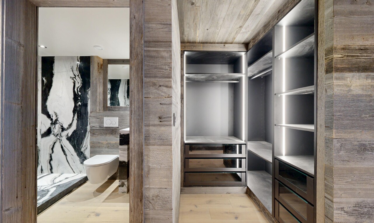 begehbarer kleiderschrank mit light floor, holzfußboden, und wood finish floor
