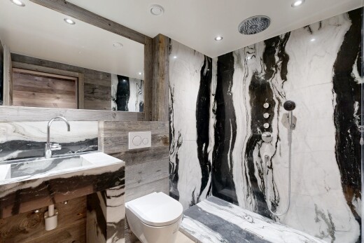 salle de bains avec salle de bain complète, marble wall, mur en marbre, recessed lighting, et éclairage encastré