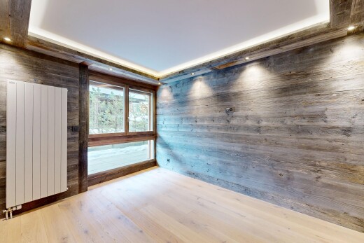 leerer raum mit kühler, holzfußboden, wood finish floor, inside property, und natürliches licht