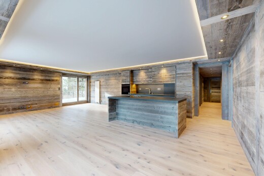 cuisine avec dark countertops, plans de travail, inside property, light floor, et wood finish floor