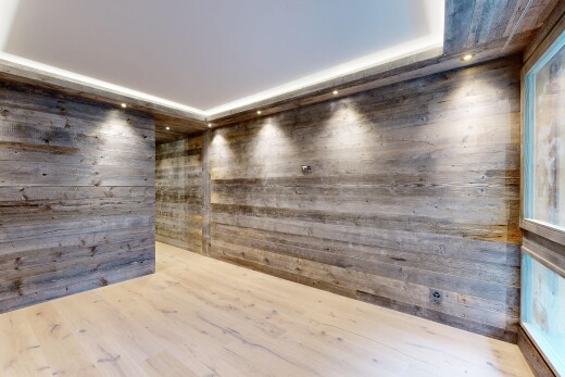 réception / lobby avec wood finish floor, inside property, recessed lighting, et wood wall