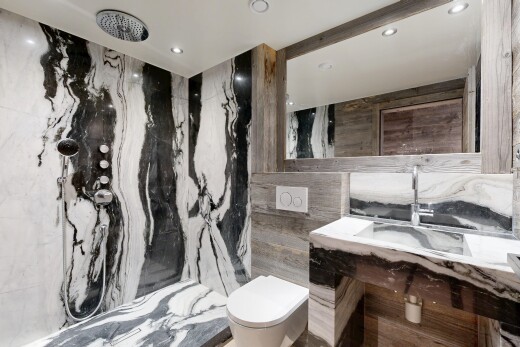 salle de bains avec salle de bain complète, lavabo (ou coiffeuse selon le contexte), douche, évier, et éclairage encastré