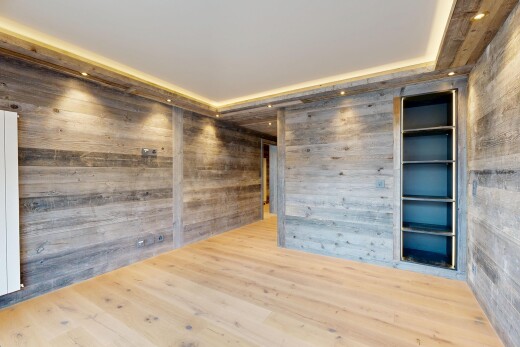 pièce vide avec wood finish floor, sol en finition bois, inside property, radiateur, et hardwood floor
