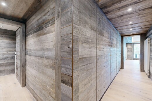 halle / korridor mit einbauleuchten, recessed lighting, holzfußboden, wood finish floor, und inside property