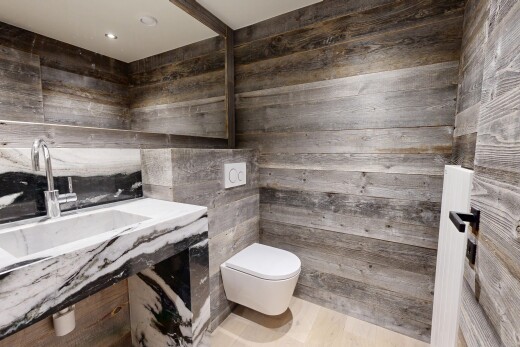 bad mit schminktisch, inside property, waschbecken, holzfußboden, und wood finish floor