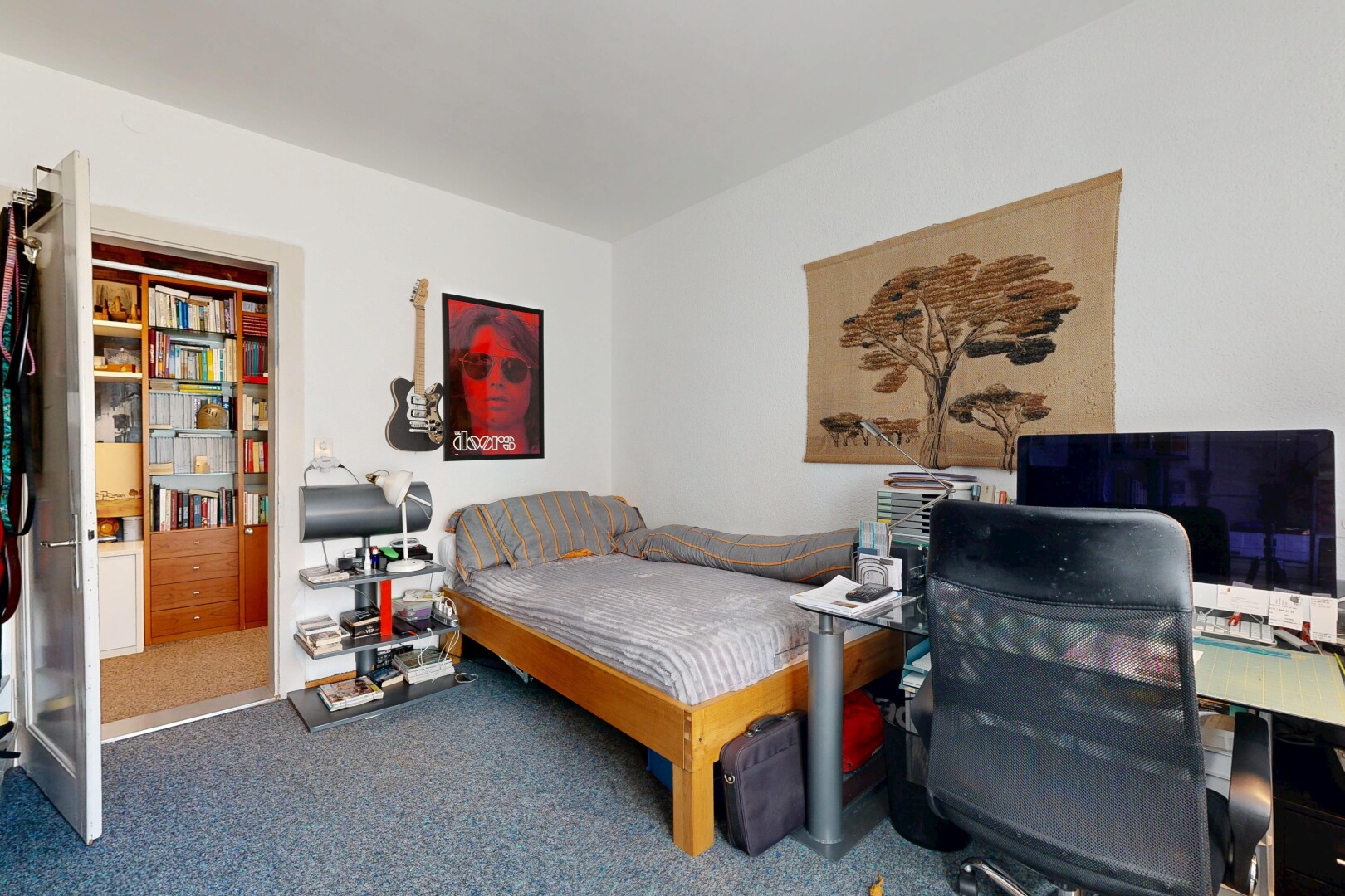 chambre avec télévision, drywall, cloison sèche, carpet, et moquette