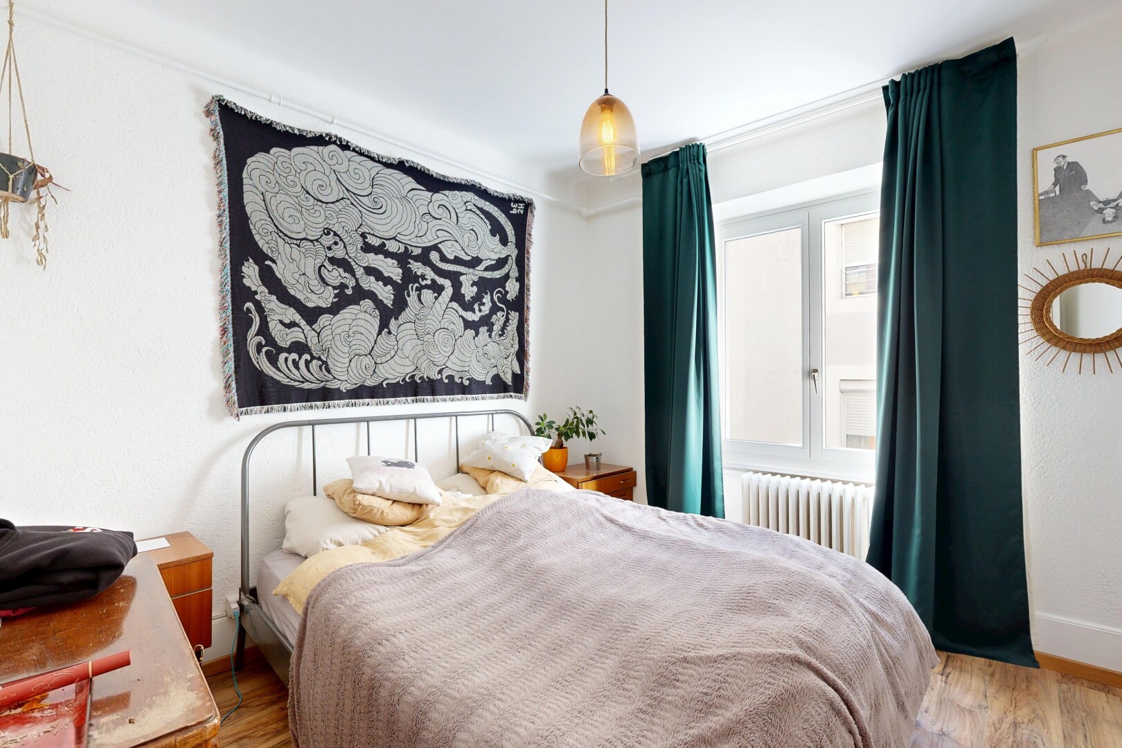 chambre avec wood finish floor, sol en finition bois, inside property, radiateur, et drywall