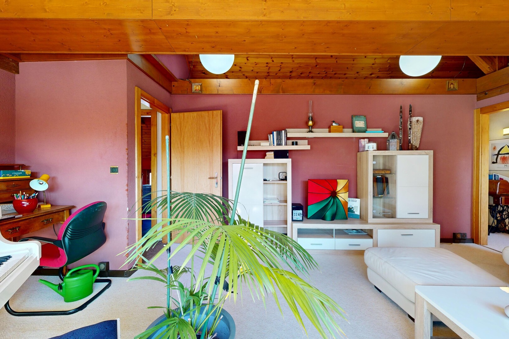 salon avec drywall, cloison sèche, inside property, carpet, et moquette