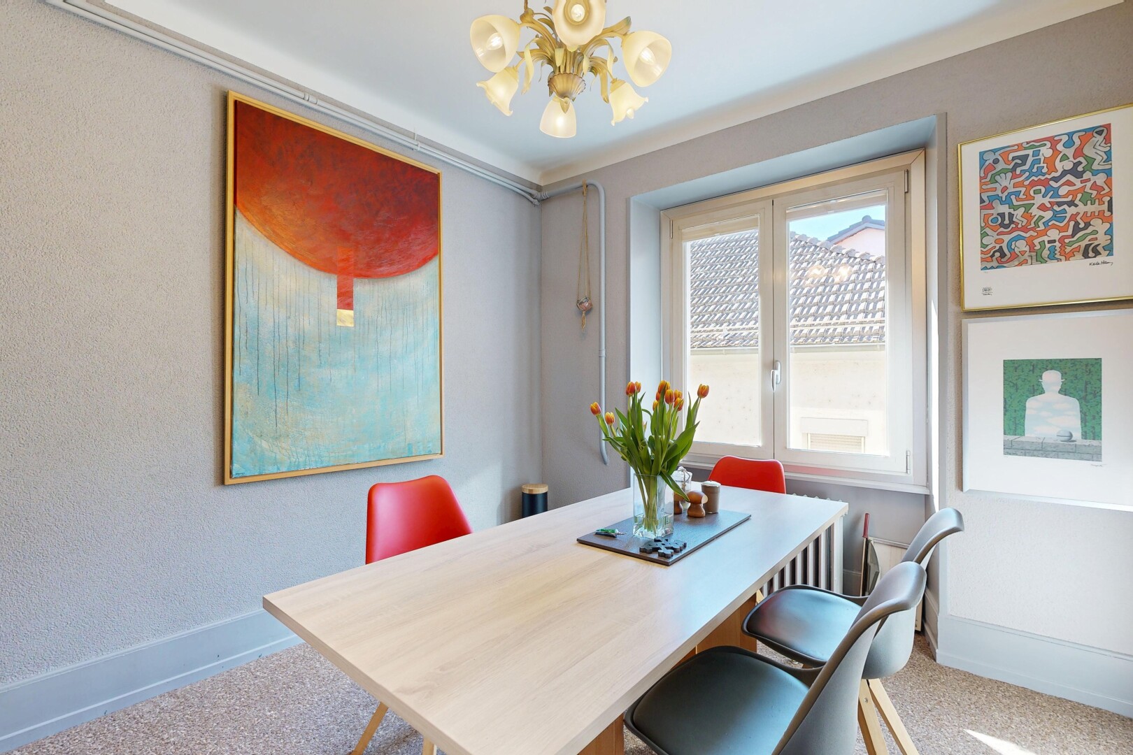 salle à manger avec baseboards wall, plinthes murales, inside property, carpet, et moquette