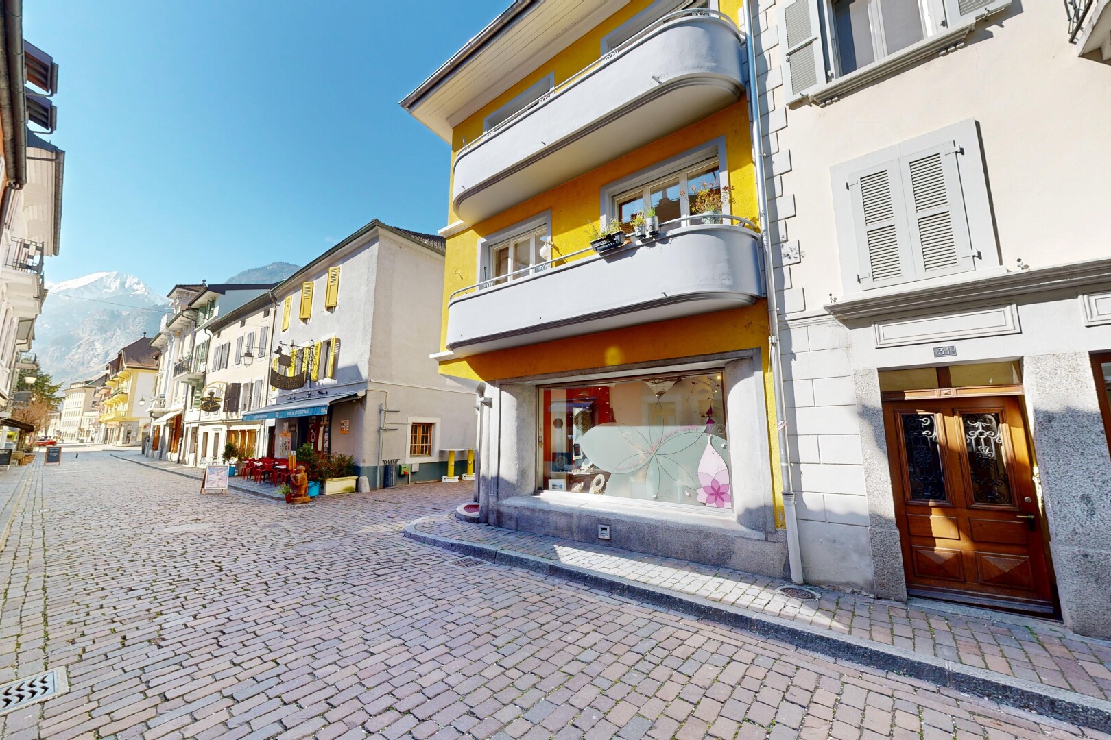 extérieur du bâtiment avec day time, vue sur la montagne, et mountain view