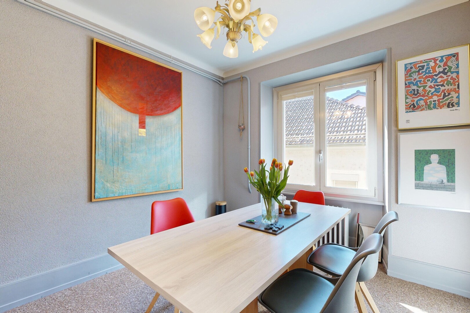 salle à manger avec plinthes murales, baseboards wall, inside property, lumière naturelle, et natural light