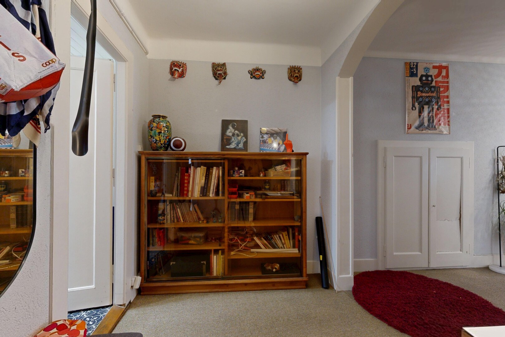 chambre avec carpet, moquette, inside property, light floor, et passages en arc