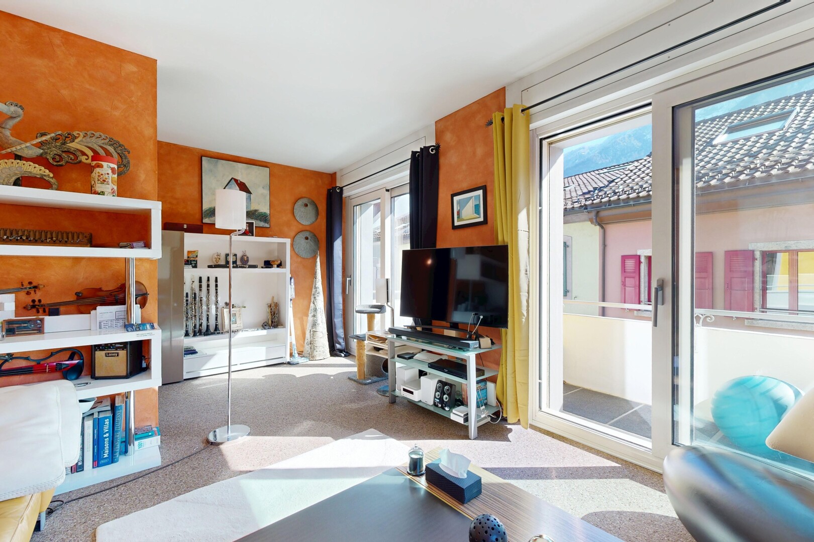 salon avec télévision, inside property, lumière naturelle, natural light, et light floor