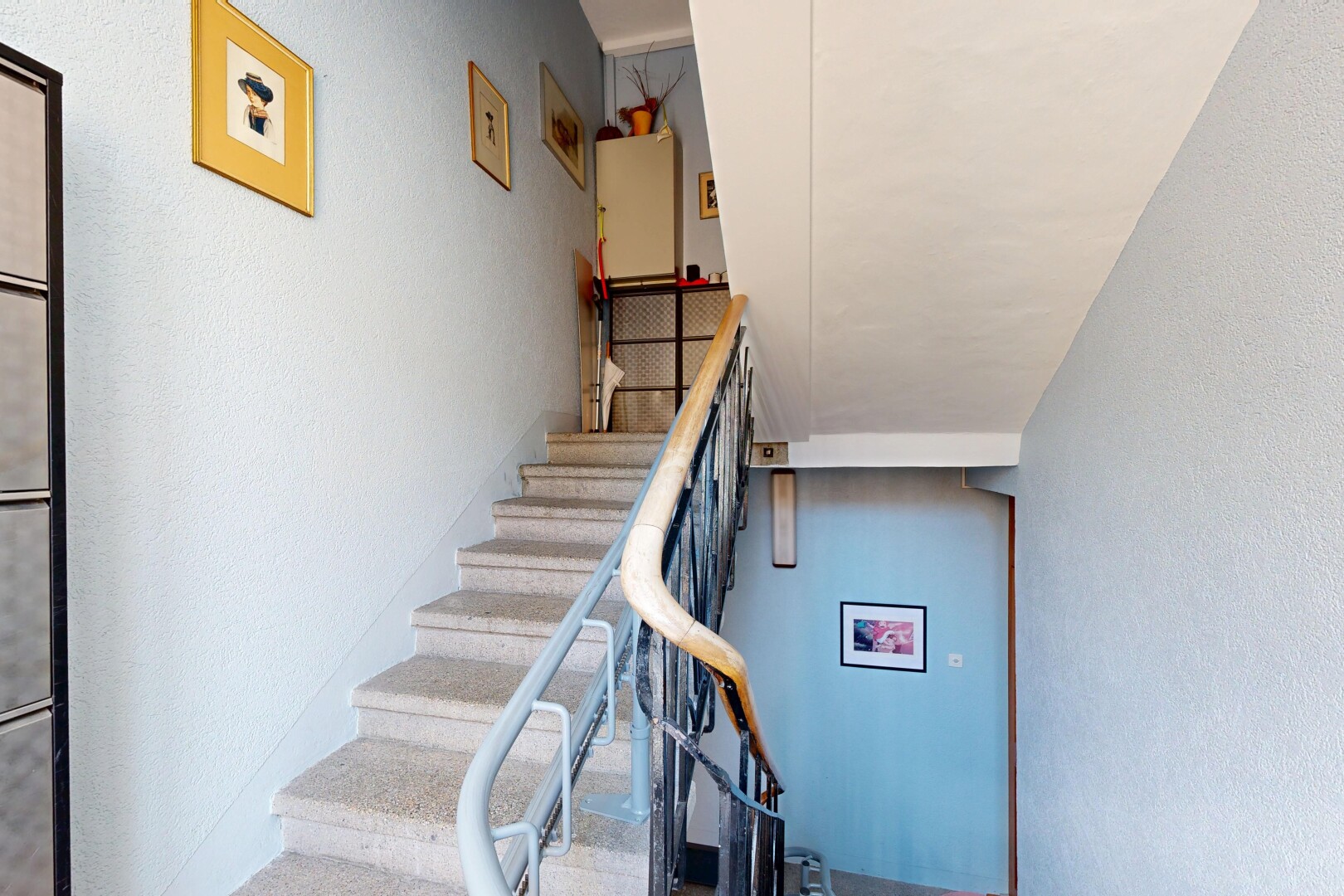 escaliers avec inside property, escaliers, mur texturé, et textured wall