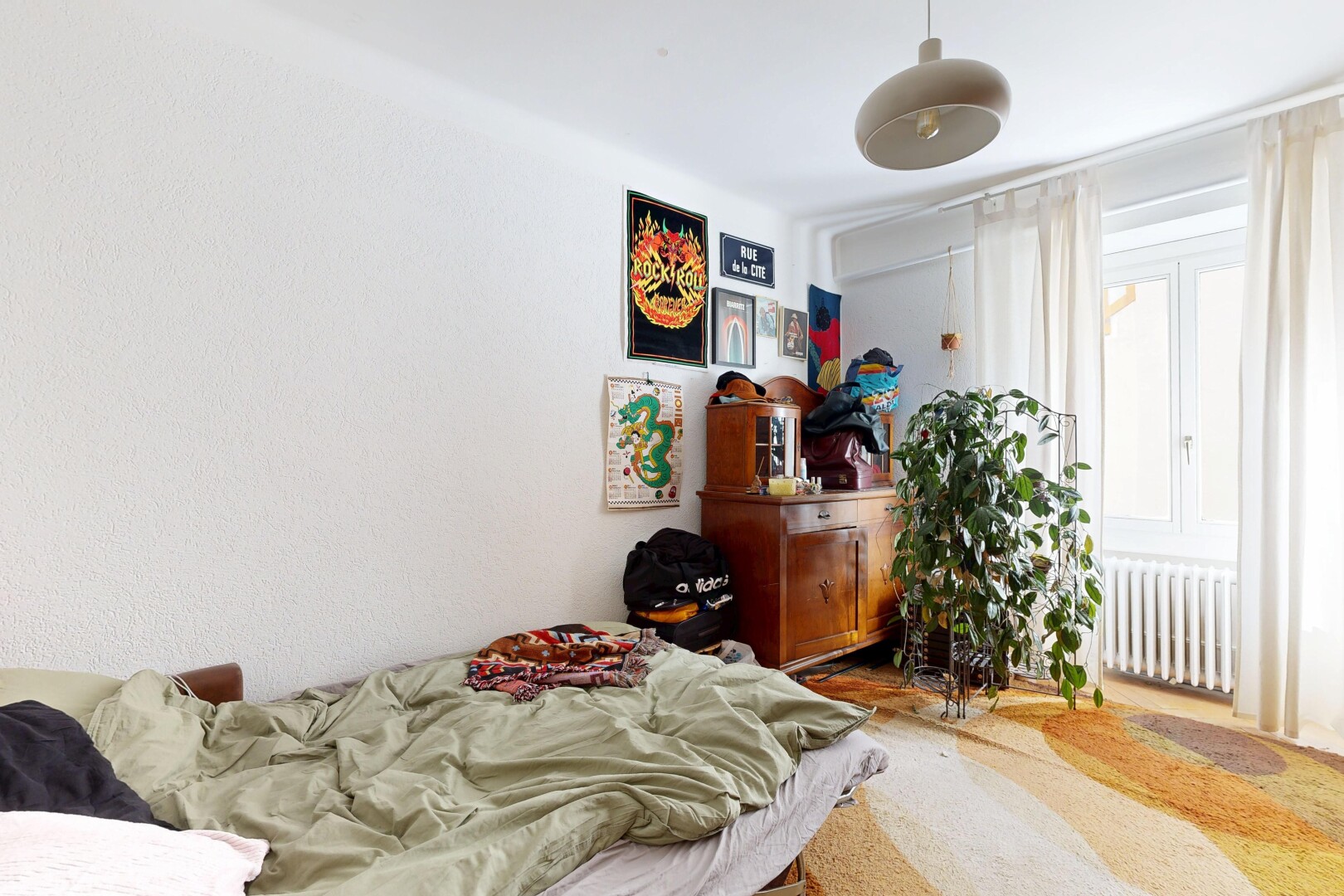 chambre avec radiateur, inside property, drywall, et cloison sèche