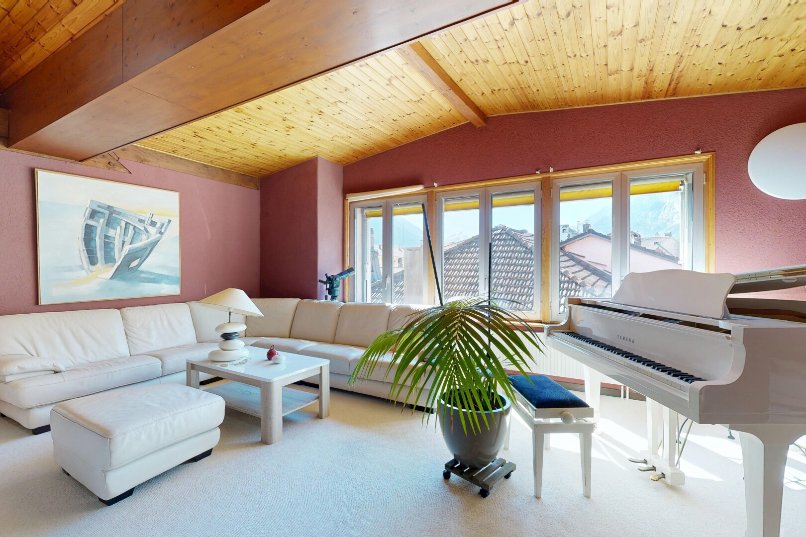 salon avec plafond voûté, vaulted ceiling, plafond à poutres, beamed ceiling, et lumière naturelle
