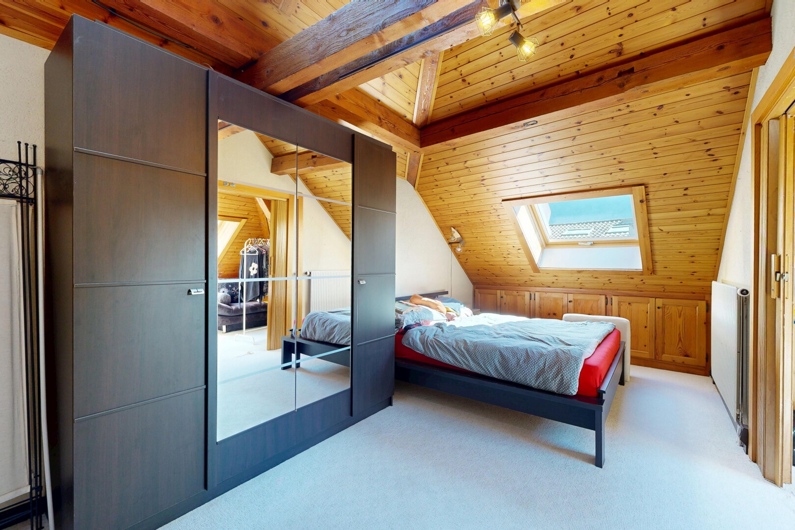 chambre avec pièce supplémentaire, puits de lumière, plafond à poutres, beamed ceiling, et inside property