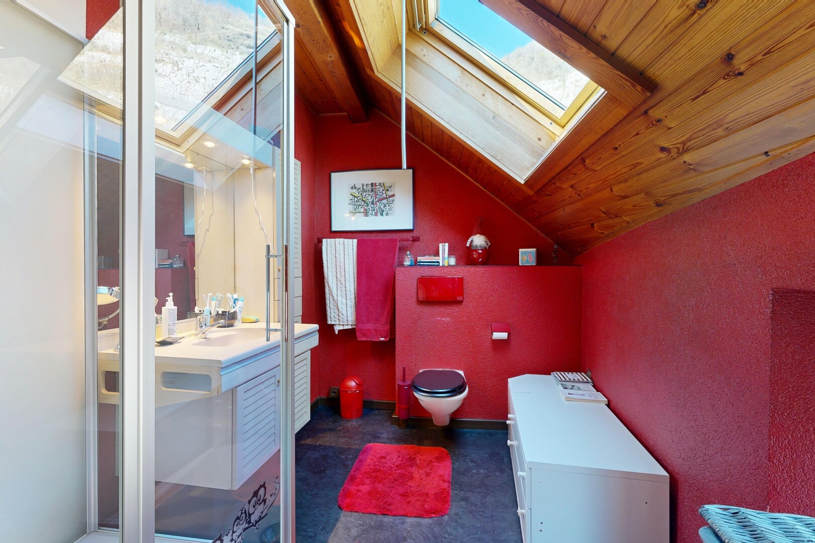 salle de bains avec lavabo (ou coiffeuse selon le contexte), salle de bain complète, puits de lumière, inside property, et vaulted ceiling