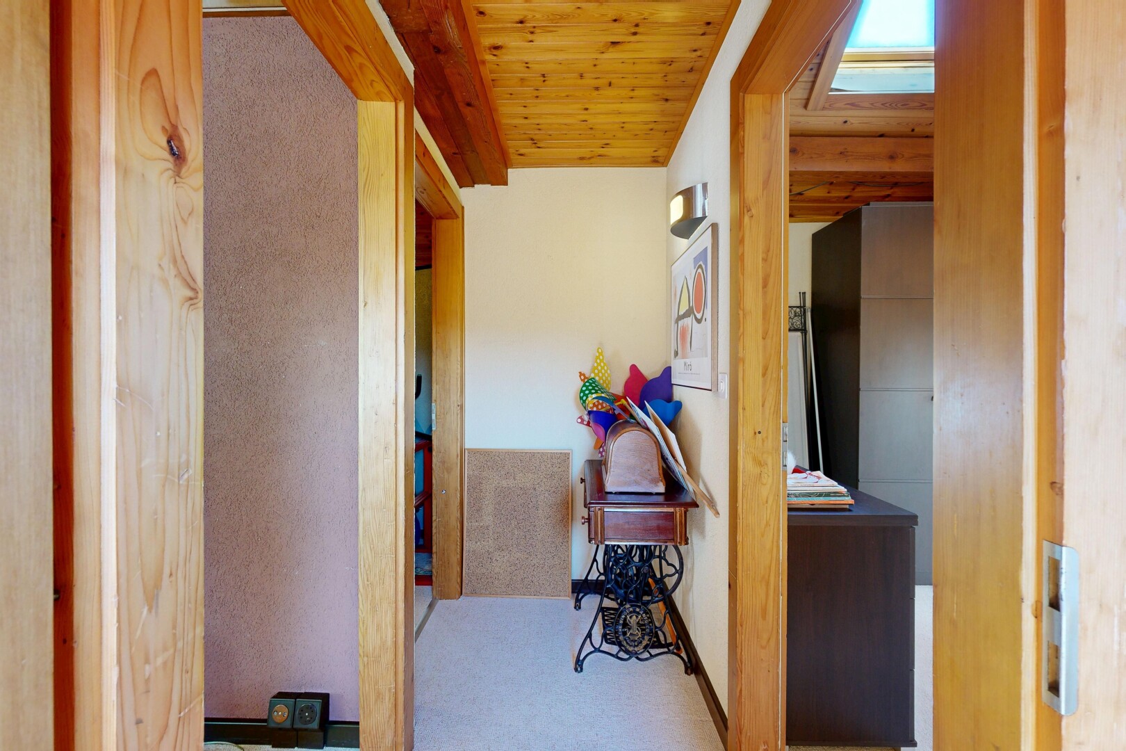 couloir avec inside property, drywall, cloison sèche, wood ceiling, et plafond en bois