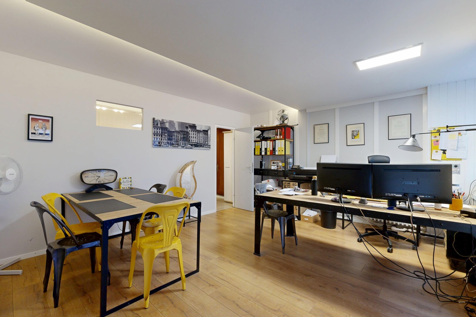 bureau avec télévision, espace bureau, inside property, sol en finition bois, et wood finish floor