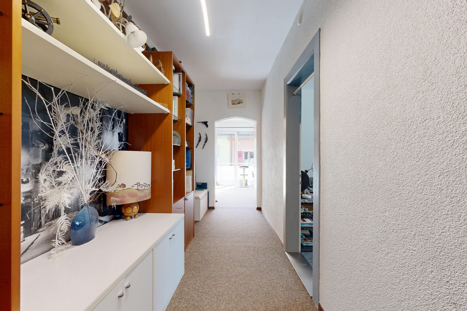 couloir avec passages en arc, light floor, inside property, lumière naturelle, et natural light