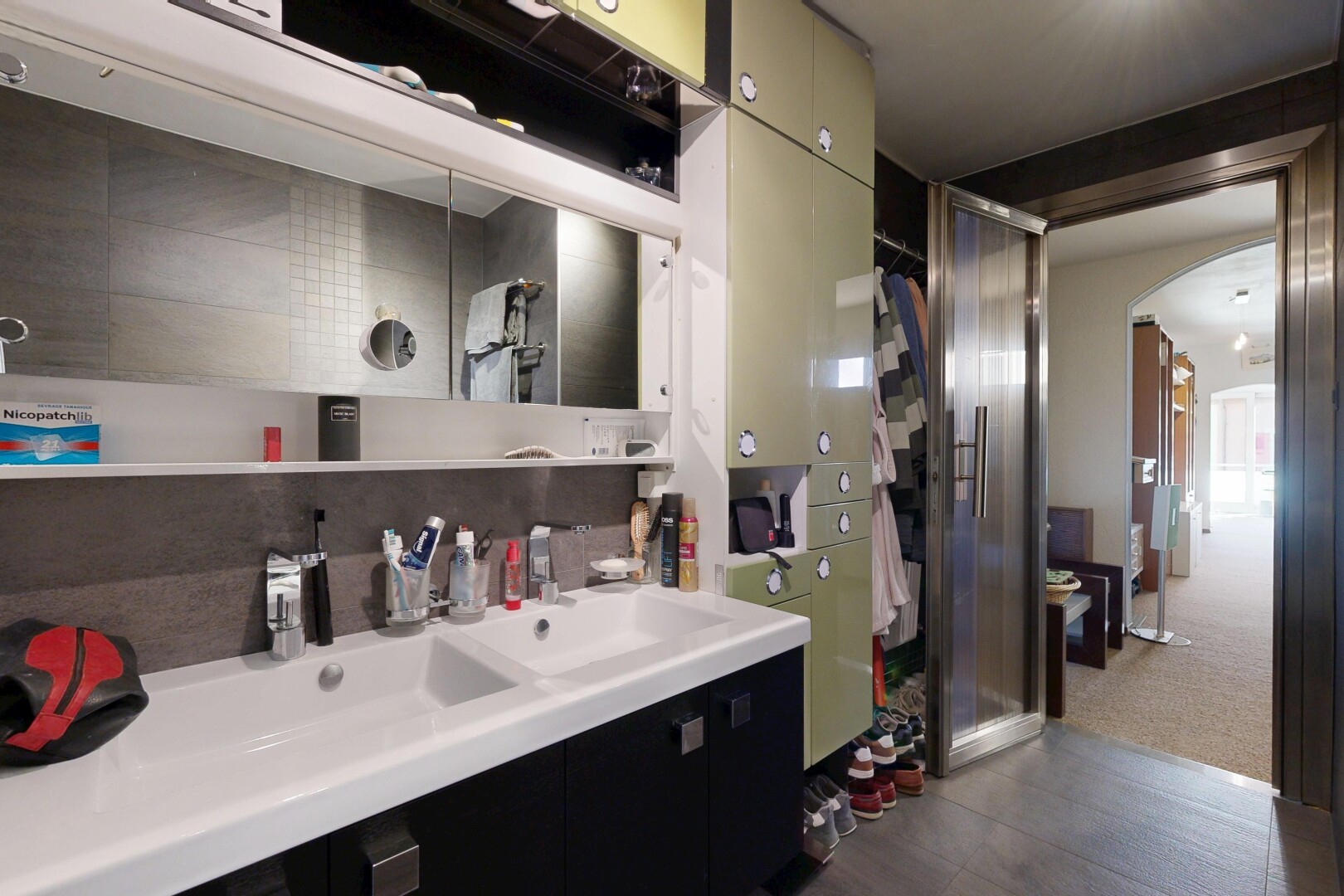 salle de bains avec inside property, lavabo (ou coiffeuse selon le contexte), évier, salle de bain complète, et cloison sèche