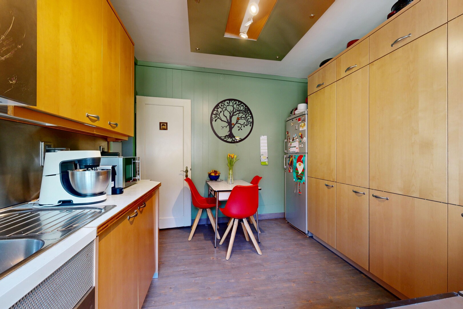 cuisine avec inside property, réfrigérateur, wood finish floor, sol en finition bois, et dark floor