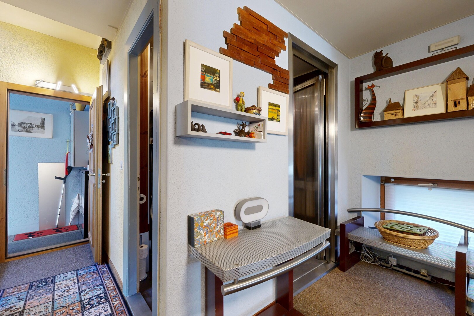 cuisine avec inside property, cloison sèche, drywall, moquette, et carpet