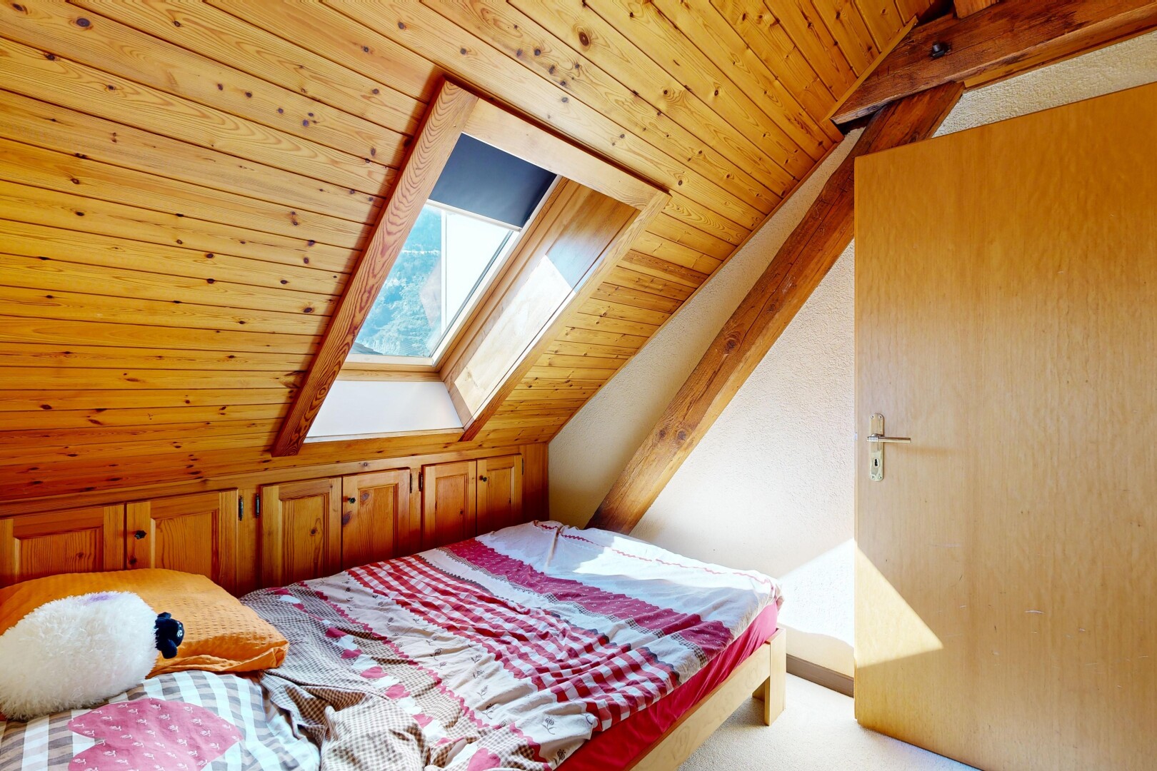 chambre avec plafond en bois, wood ceiling, plafond voûté, vaulted ceiling, et inside property