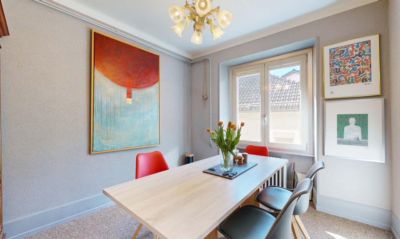 salle à manger avec plinthes murales, baseboards wall, inside property, lumière naturelle, et natural light
