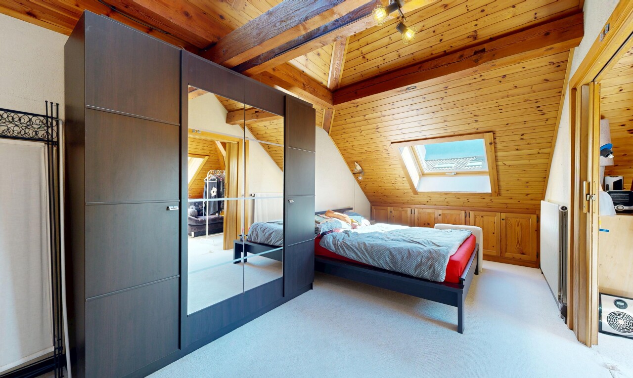 chambre avec pièce supplémentaire, puits de lumière, plafond à poutres, beamed ceiling, et inside property