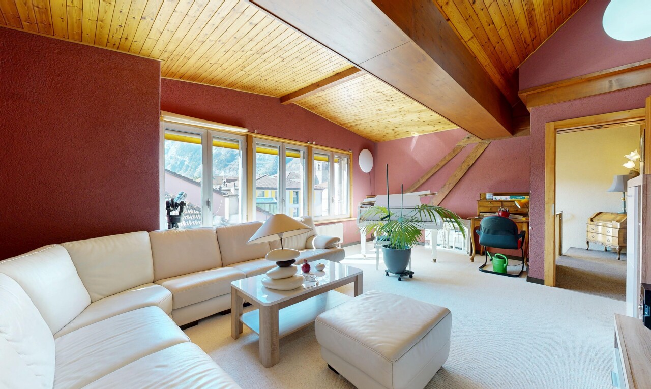 salon avec inside property, plafond voûté, vaulted ceiling, plafond en bois, et wood ceiling