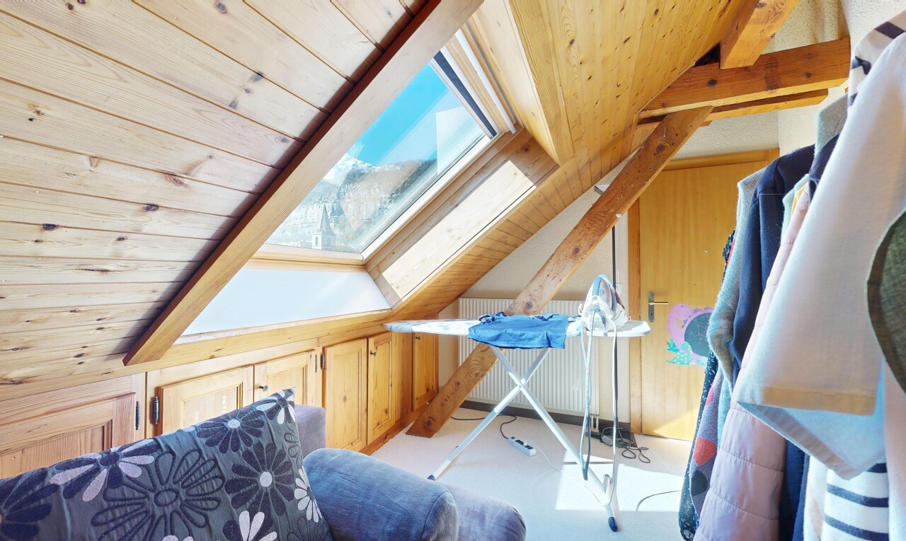 bureau avec inside property, mur en bois, wood wall, pièce supplémentaire, et plafond en bois
