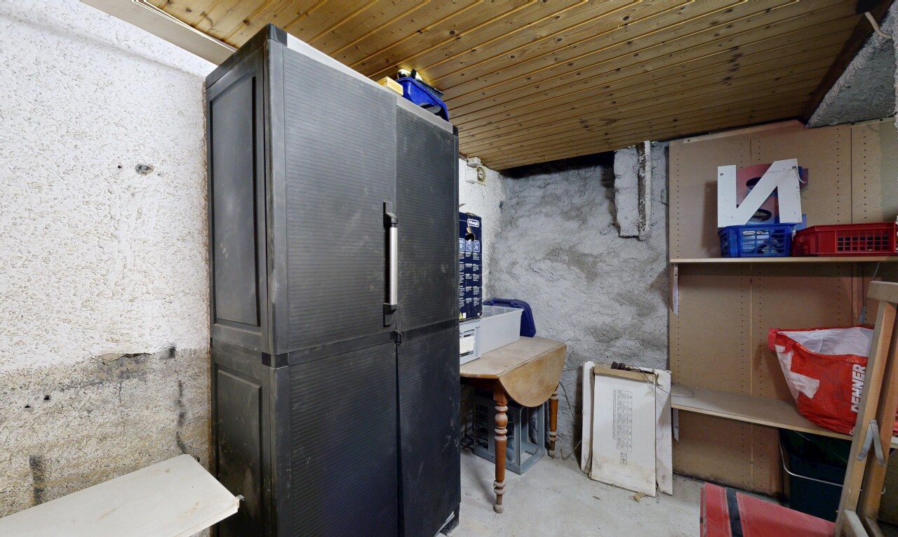 cuisine avec sol en béton, concrete floor, light floor, mur en béton, et concrete wall