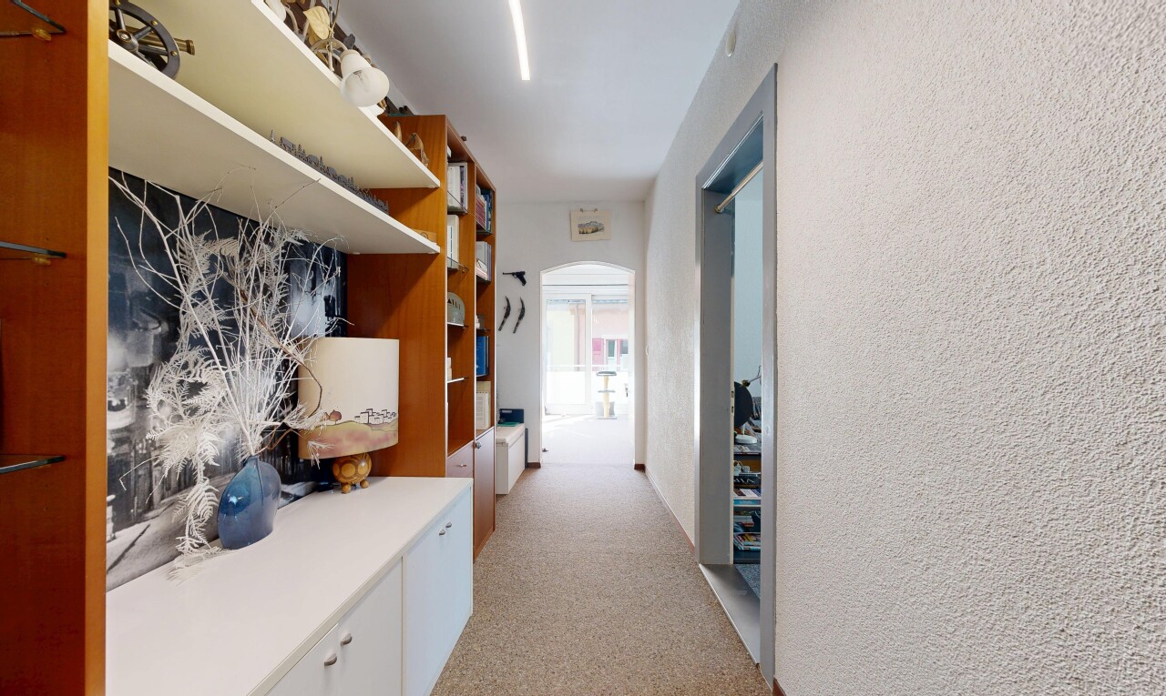 couloir avec passages en arc, light floor, inside property, lumière naturelle, et natural light