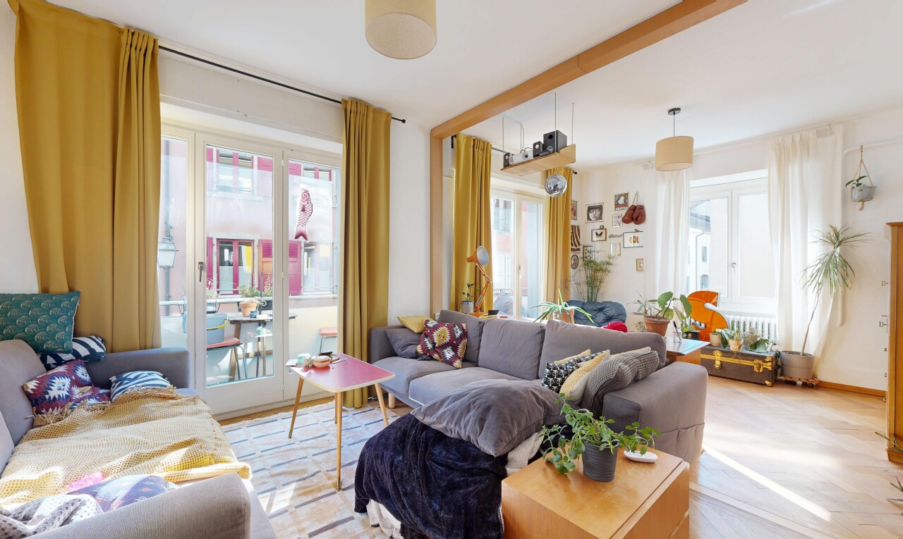 salon avec sol en finition bois, inside property, wood finish floor, cloison sèche, et drywall