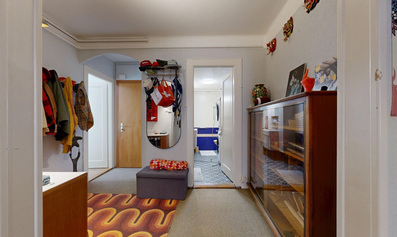 salon avec passages en arc, carpet, moquette, inside property, et drywall