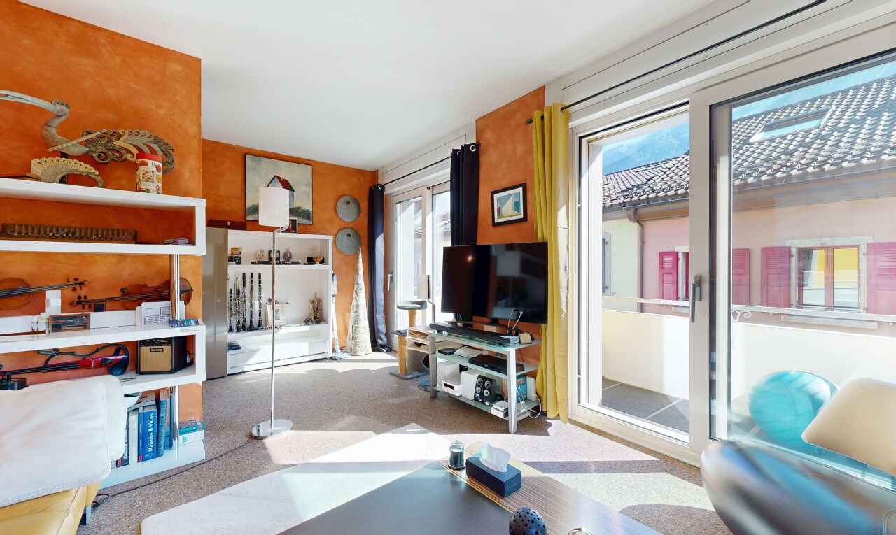 salon avec télévision, inside property, lumière naturelle, natural light, et light floor