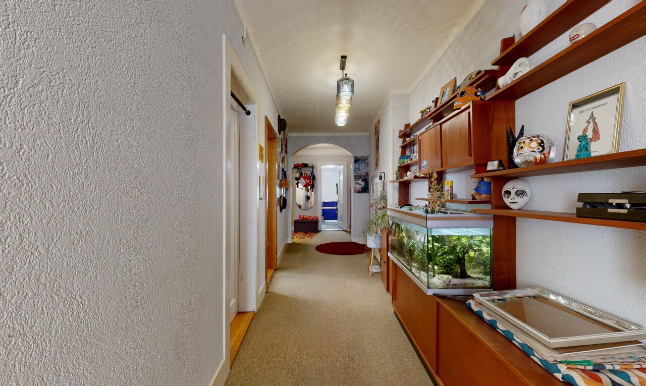 couloir avec passages en arc, moquette, carpet, light floor, et inside property