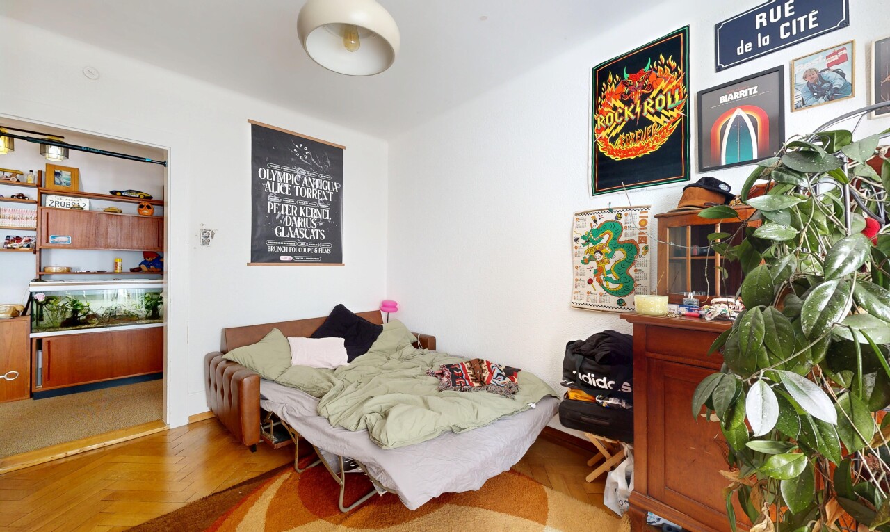 chambre avec inside property, sol en finition bois, wood finish floor, cloison sèche, et drywall